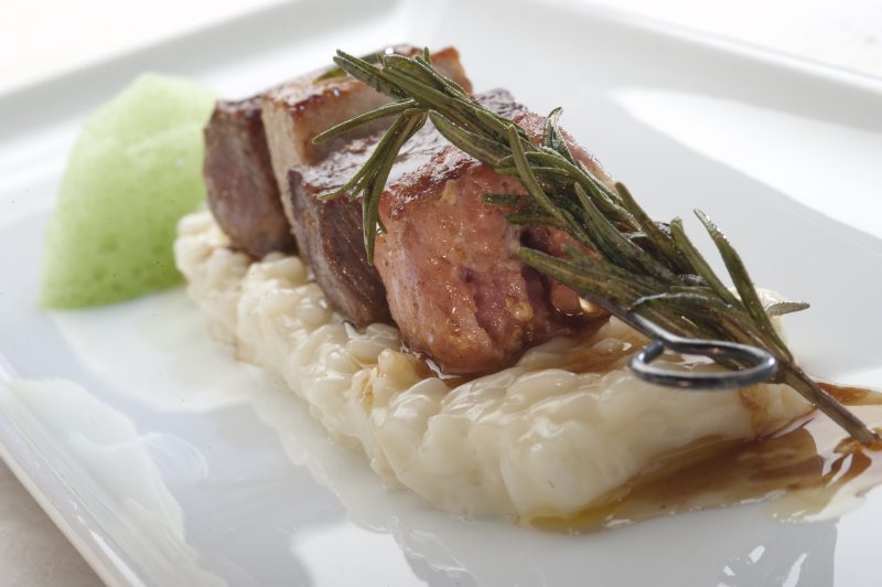 Risotto in brodo di Parmigiano con spiedino di carne