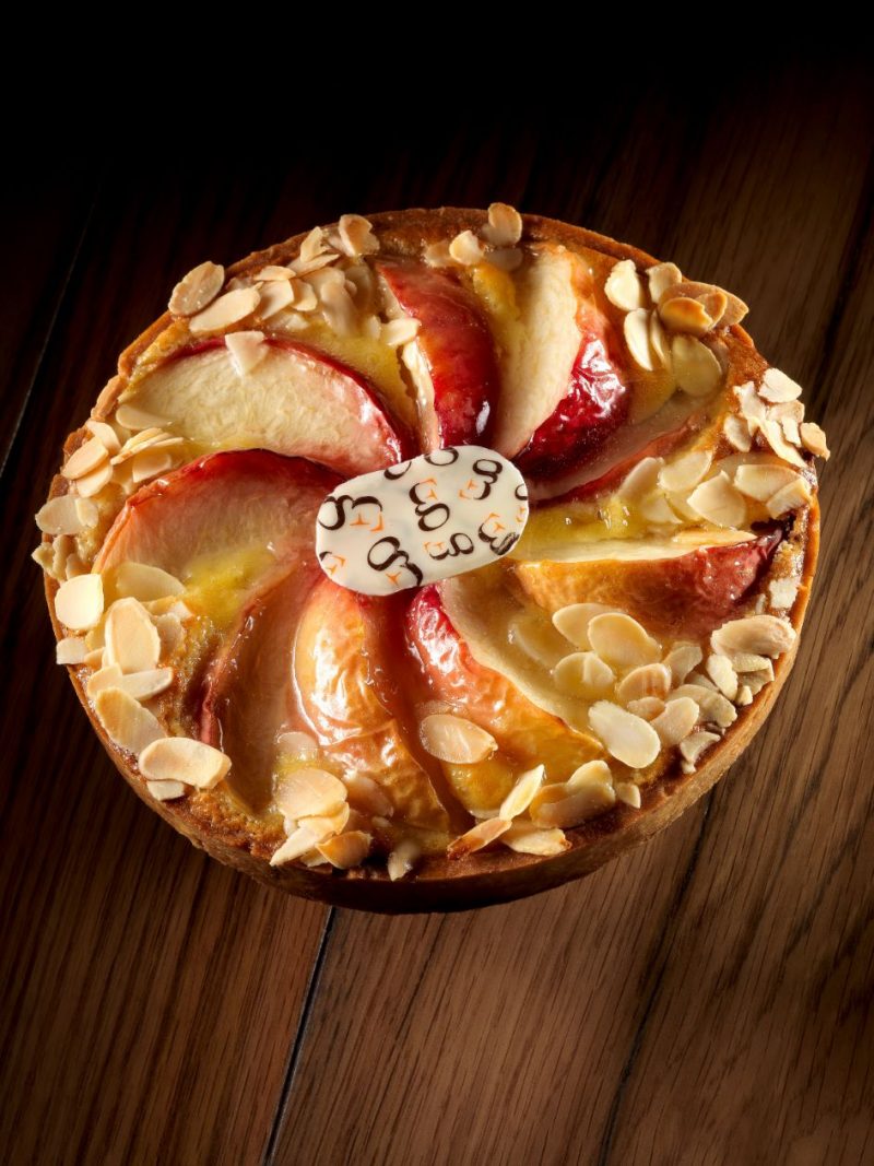 Madama Dorè. Crostata di mandorle, zafferano e pesche