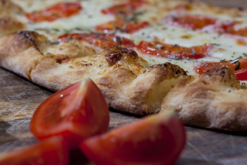 Pizza napoletana, pizza bianca, pinsa romana, pizza in pala: tutte le differenze