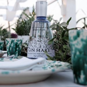 Gin mare e la tavola in masseria