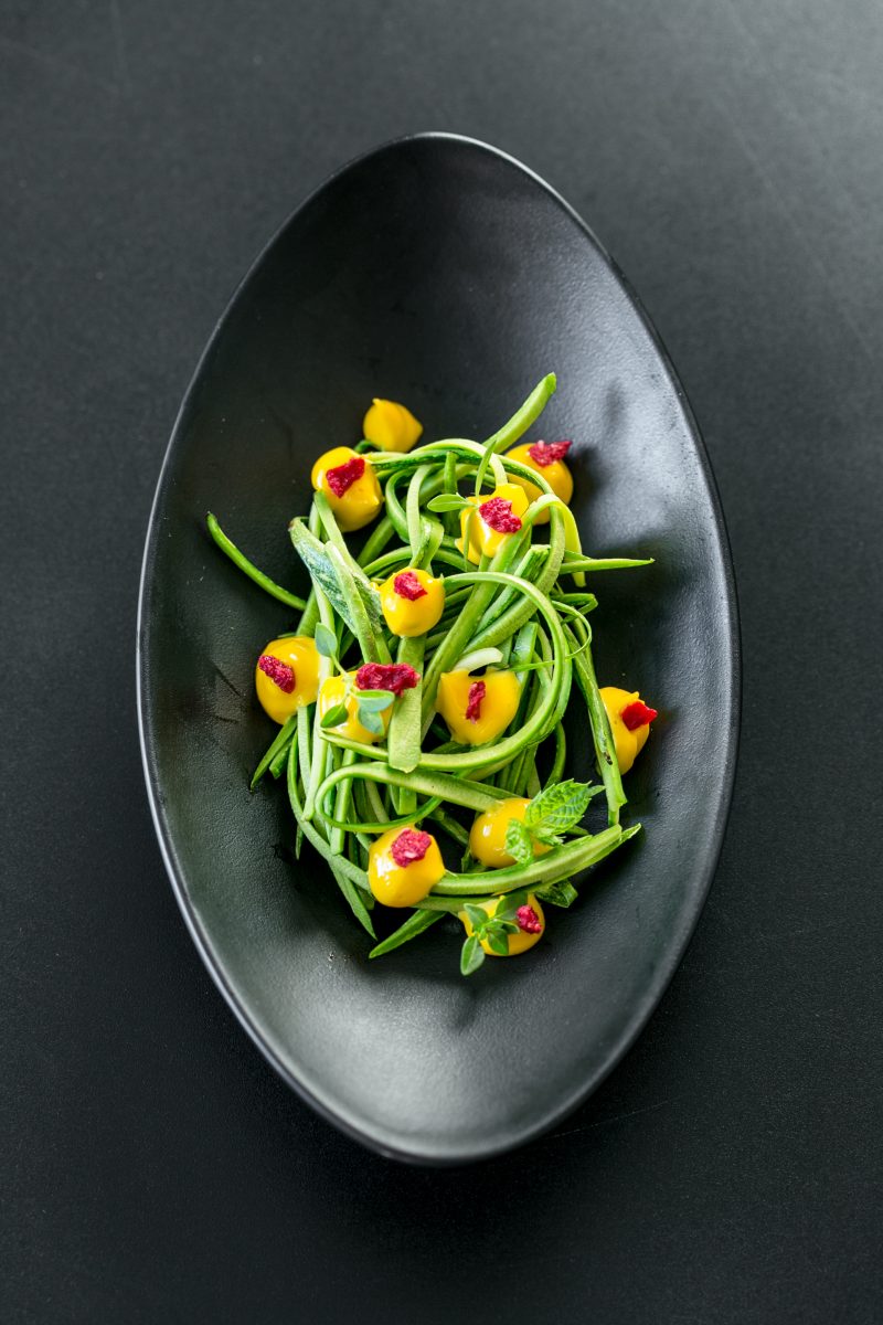 Spaghetti di zucchine in carpione con maionese di erba cipollina di Andrea Ribaldone