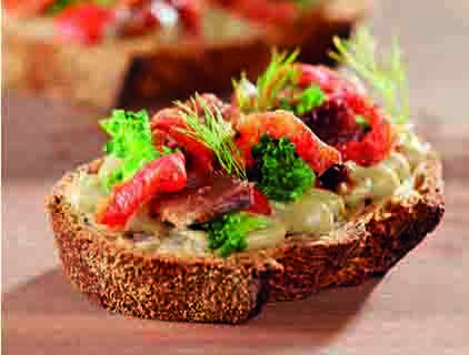 Bruschetta di pane pugliese con crema di melanzane, acciughe del Mar Cantabrico, pomodori e broccoletti