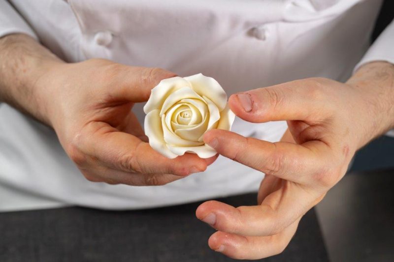 Come fare una rosellina in pasta di zucchero