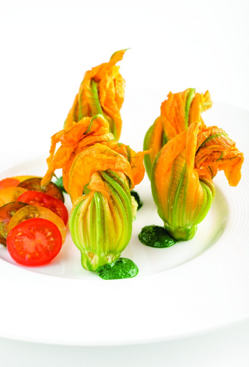 Fiori di zucca ripieni di Quinoa e verdure su crema di spinacino