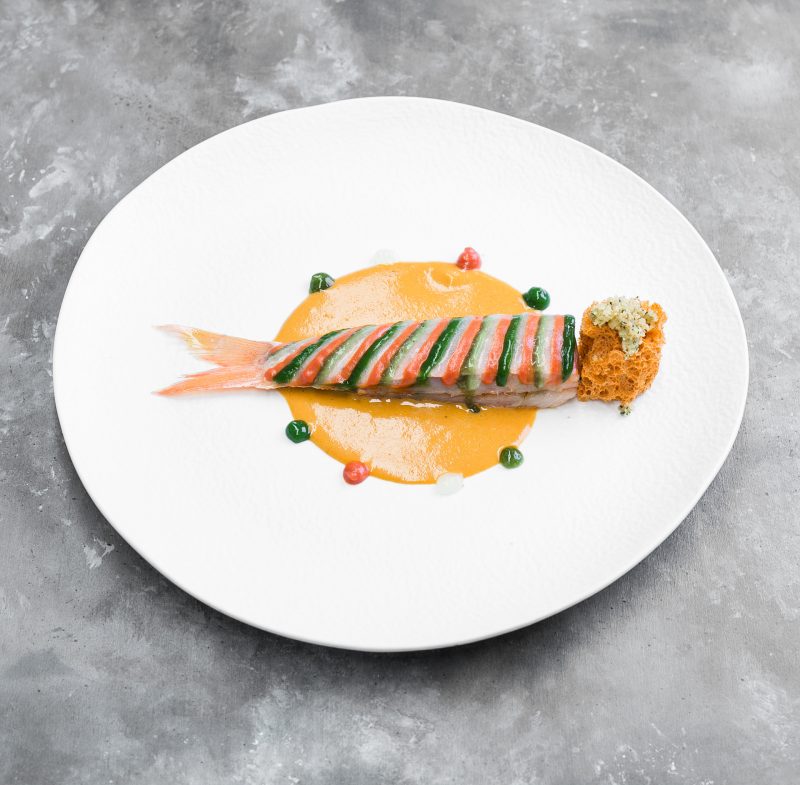 Triglia al naturale, zuppetta intensa alla livornese, crema di origano, crescione, pomodoro e limone con panure croccante