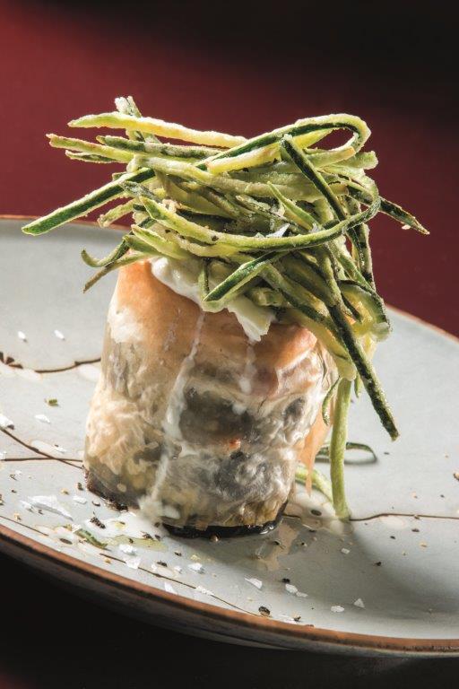 Parmigiana di melanzane “incartata” con stracciatella e zucchine croccanti
