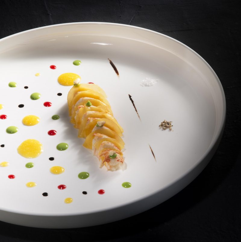 Aragosta del Mediterraneo, mango in osmosi, acquerello di dressing ai frutti esotici