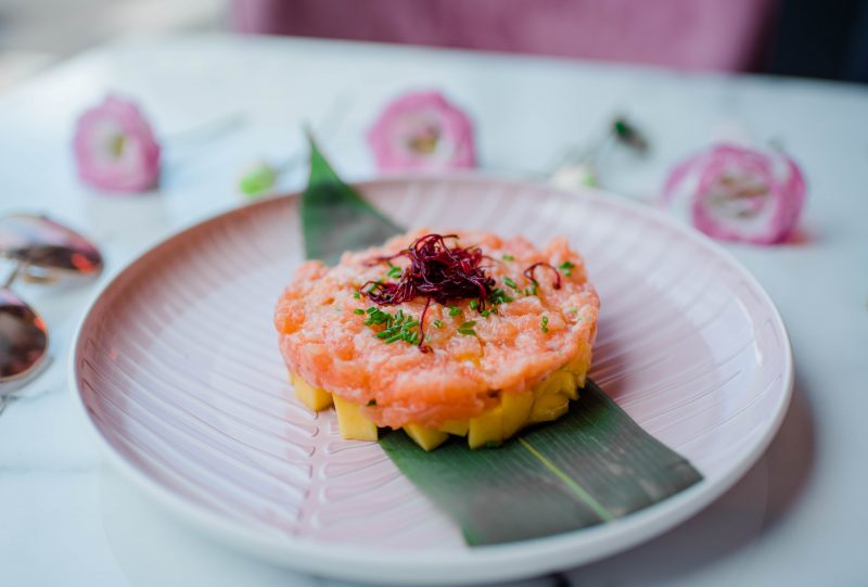 A Trastevere apre Rose Tartare Bar, il bistrot “rosa”