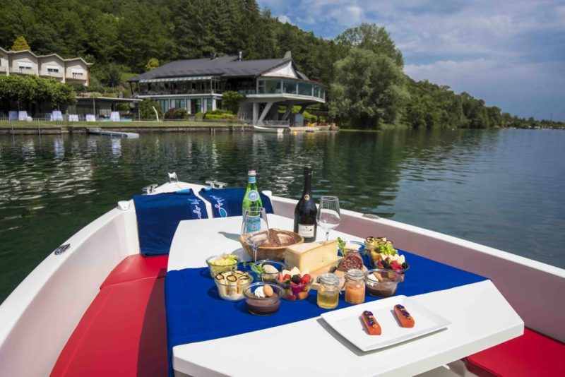 Un pic nic in mezzo al lago firmato Marco Sacco