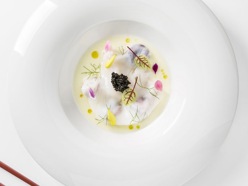 Ceviche di branzino in acqua di pomodoro e cipolla