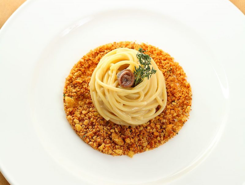 Spaghetti, pane, burro e acciughe
