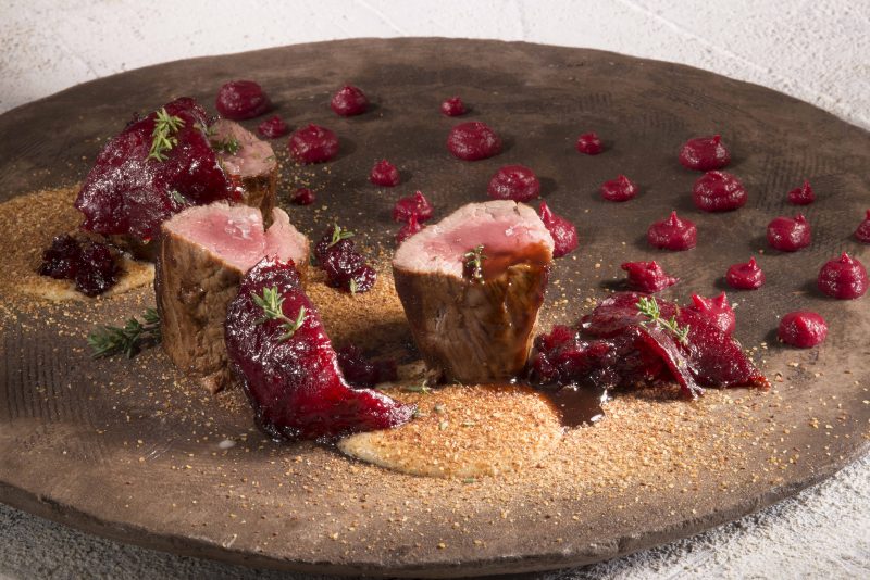 Filetto di capriolo in dolce cottura, purea di patata e barbabietola rossa