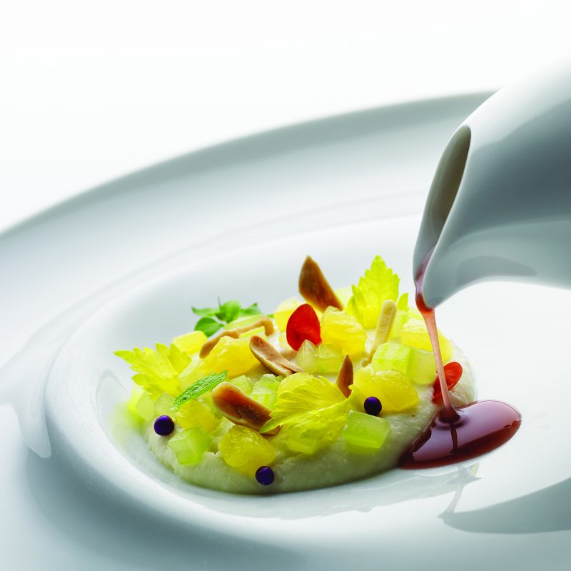 Crema di Picolit e uva fragola con frutta, verdura e crema di fava tonka
