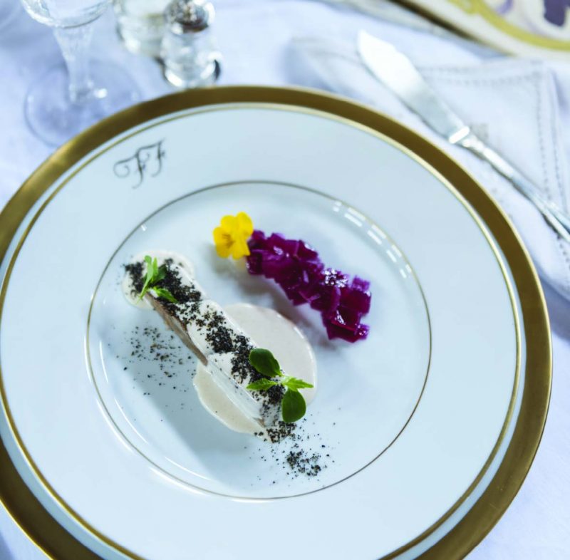 Lingotto di tonno con salsa bottarga, cipolla rossa in agro e spezie peruviana