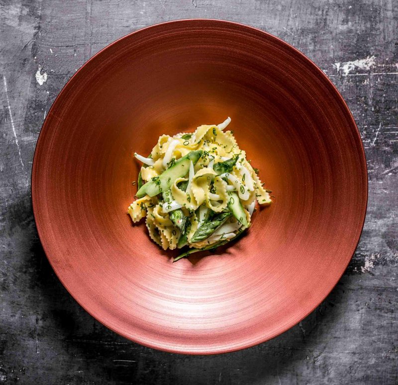 Mafaldine al latte di cocco con seppie, asparagi ed erba cipollina
