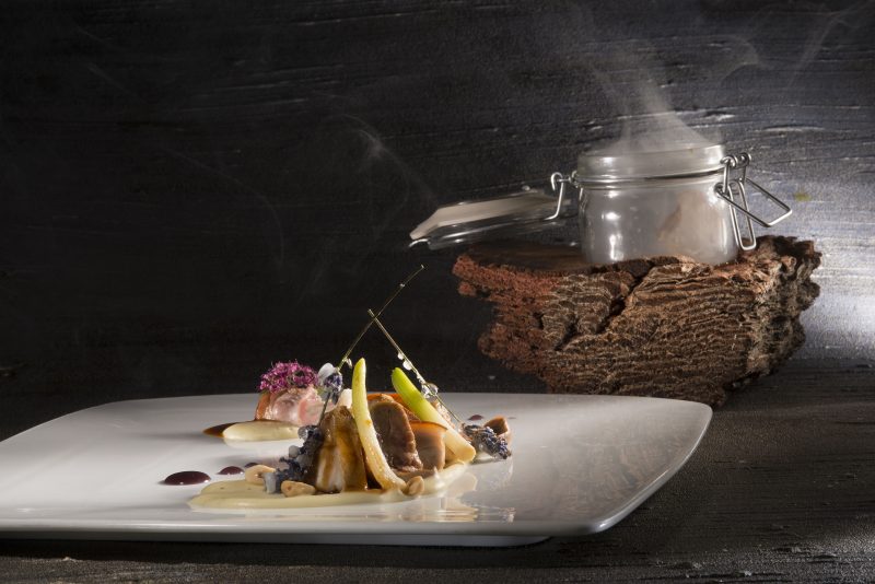Maialino da latte in due maniere: coscia e costolette con purea di patate , nocciole, porri e lavanda e pancetta su purea di mela gialla, crauti, rafano e fumo di castagno