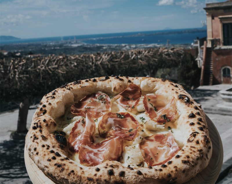 Da Clara pizzeria, un successo di famiglia “vista mare”