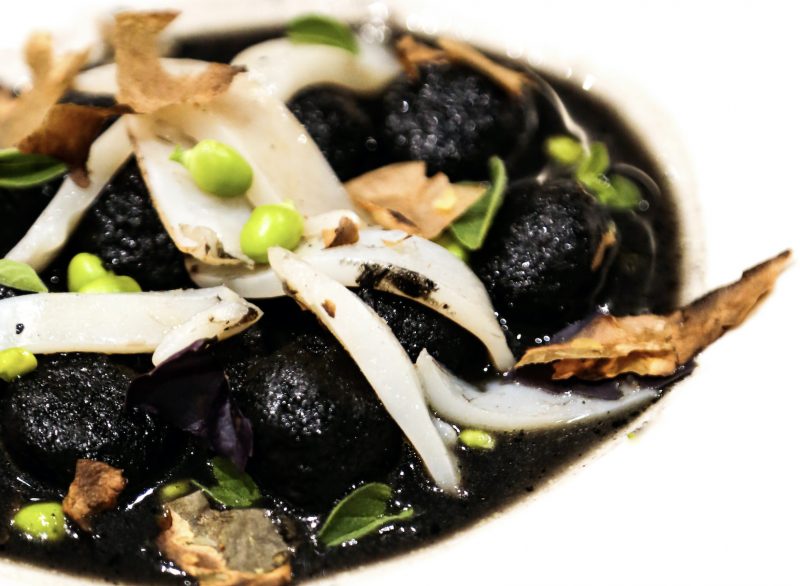 Gnocchetti, seppia, il suo nero e buccia di patata