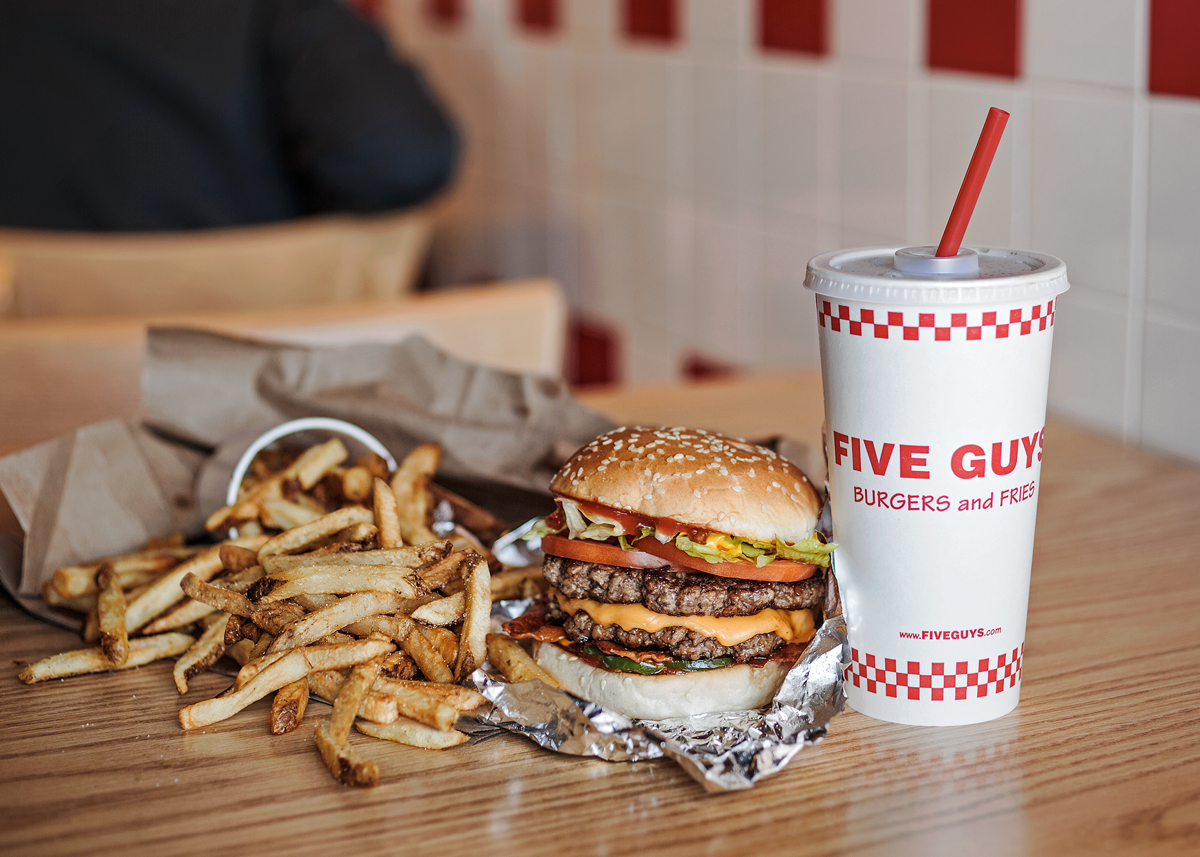 Five Guys apre a Roma, nella capitale i suoi burger, fries e milkshake