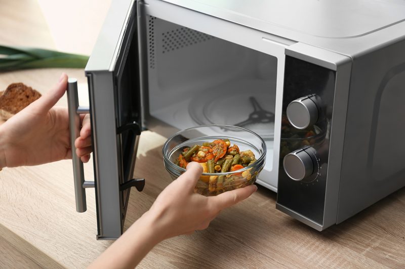Come cucinare al microonde: tecniche, funzioni, tempi di cottura