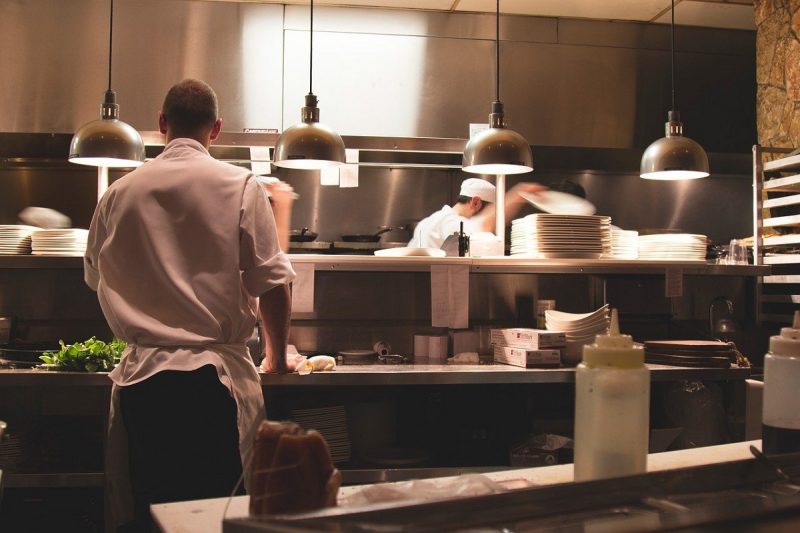 Fare ristorazione oggi: abitudini, personale e aumento dei costi. Parlano gli chef