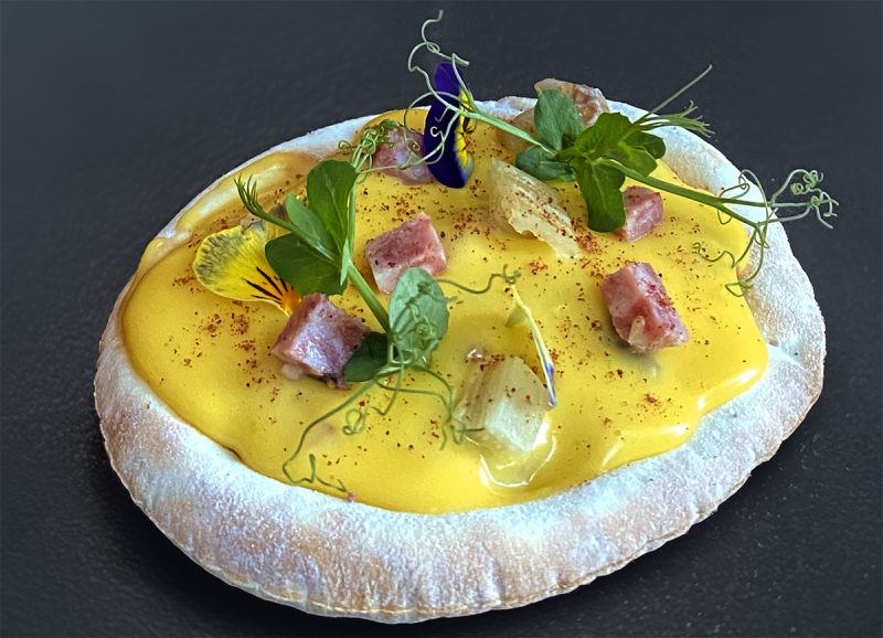 Pizza di cardi e cotechino con spuma di fonduta di Fontina DOP d’Alpeggio, polvere di cipolle rosse
