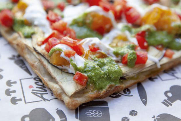 Pizza estiva con melanzane, stracciatella, pomodori e pesto di basilico