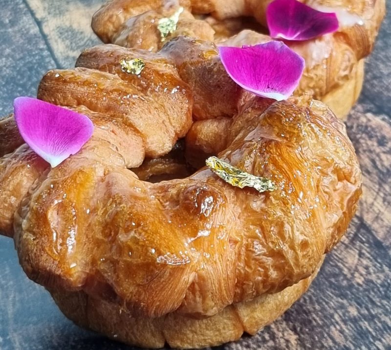 Croissant con frangipane alle mandorle, boccioli di rosa e lamponi