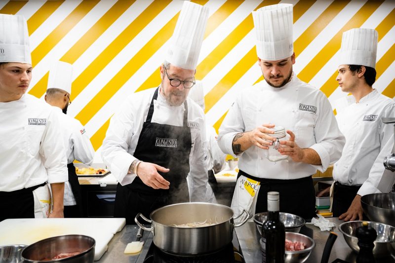 Lo chef Eugenio Boer entra in aula al Congusto Gourmet Institute