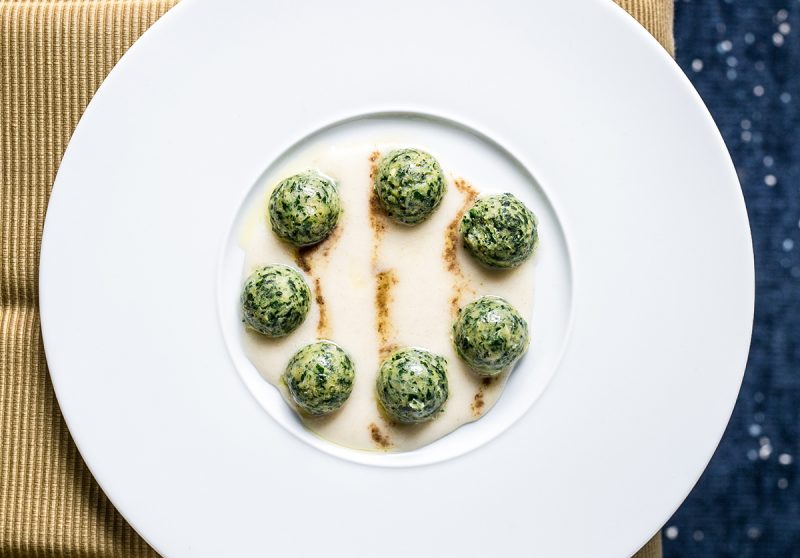 Malfatti di spinaci e ricotta di bufala al burro nocciolino in crema di focaccia e alici