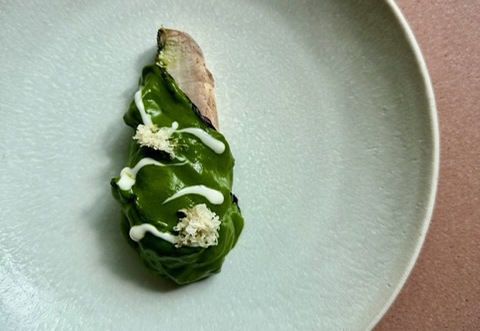 Ricciola con biete alla brace e burro al levistico, salsa alle mandarle e rafano.