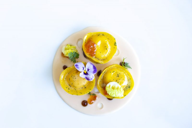 Raviolo all’uovo glassati alle erbe, salmone e mosto d’uva